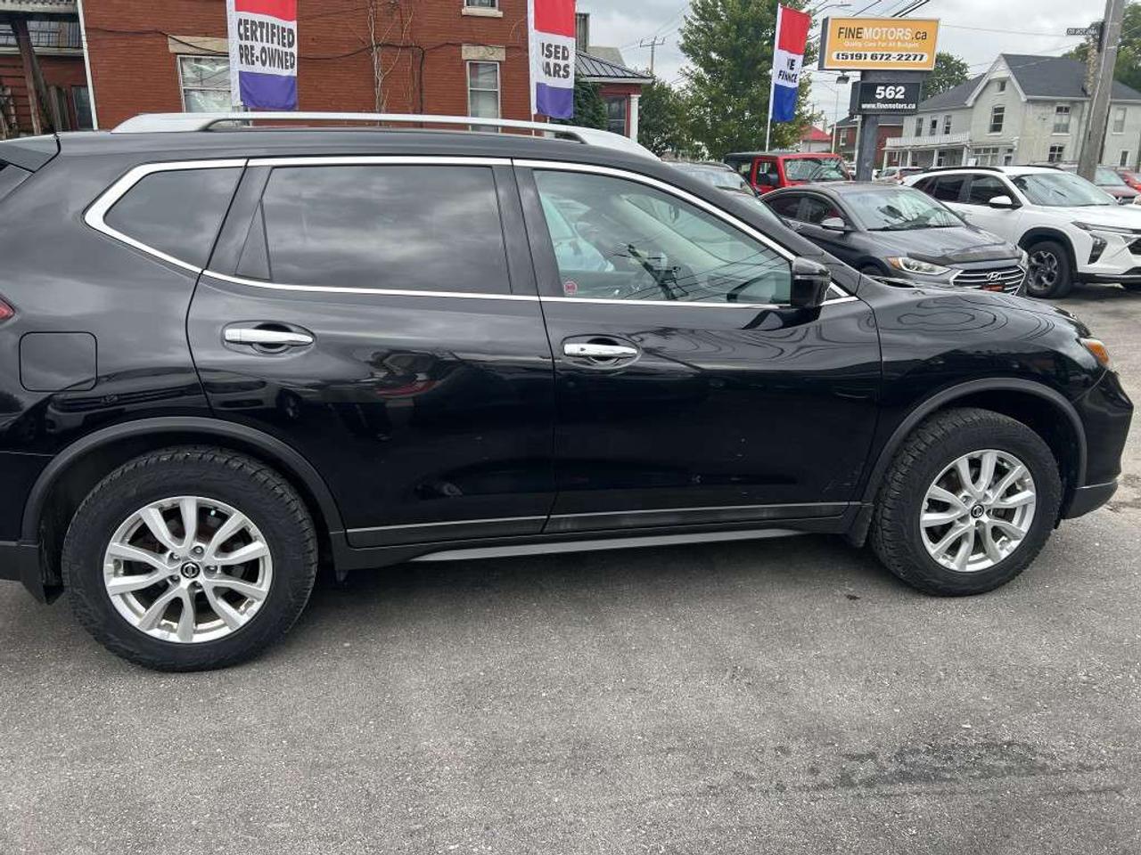 2017 Nissan Rogue All-wheel Drive 4dr SV Platinum *Ltd Avail* Photo