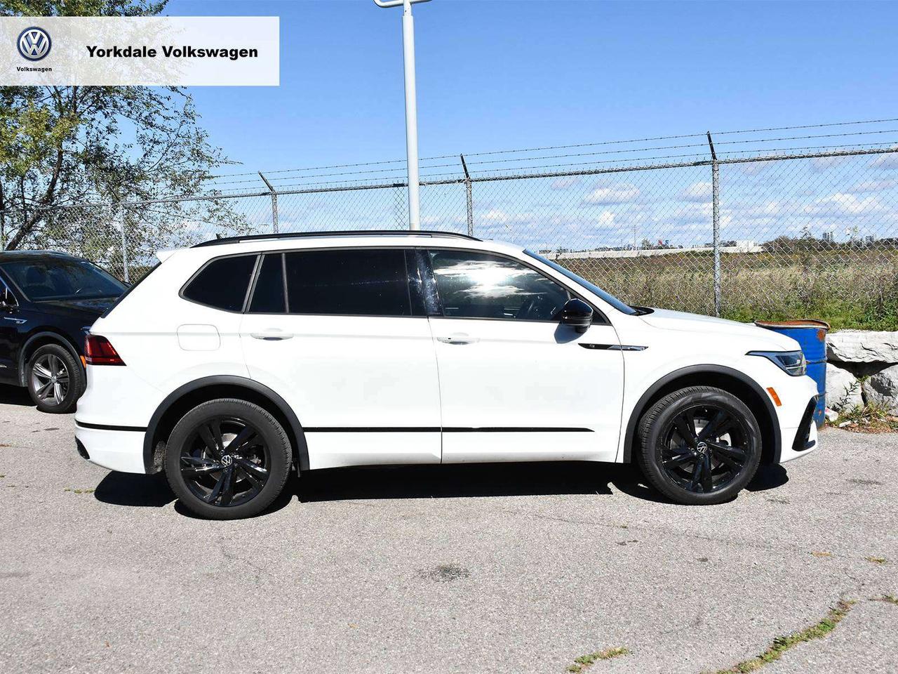 2023 Volkswagen Tiguan Comfortline R-Line Black Edition Photo2