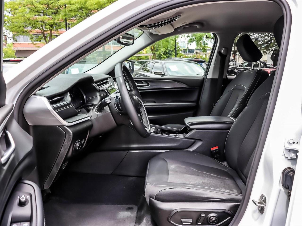 2023 Jeep Grand Cherokee L Laredo 4x4 Photo