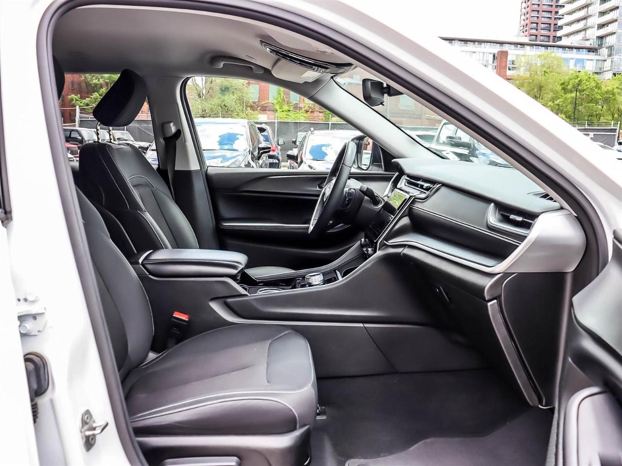 2023 Jeep Grand Cherokee L Laredo 4x4 Photo