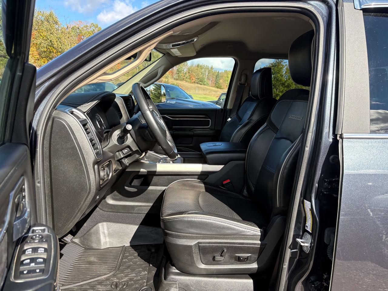 2022 RAM 3500 Laramie - htd/vntd seat - htd wheel - tow pkg Photo