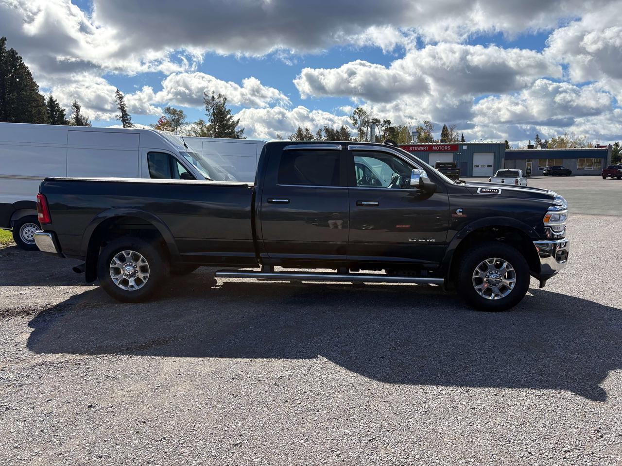 2022 RAM 3500 Laramie - htd/vntd seat - htd wheel - tow pkg Photo