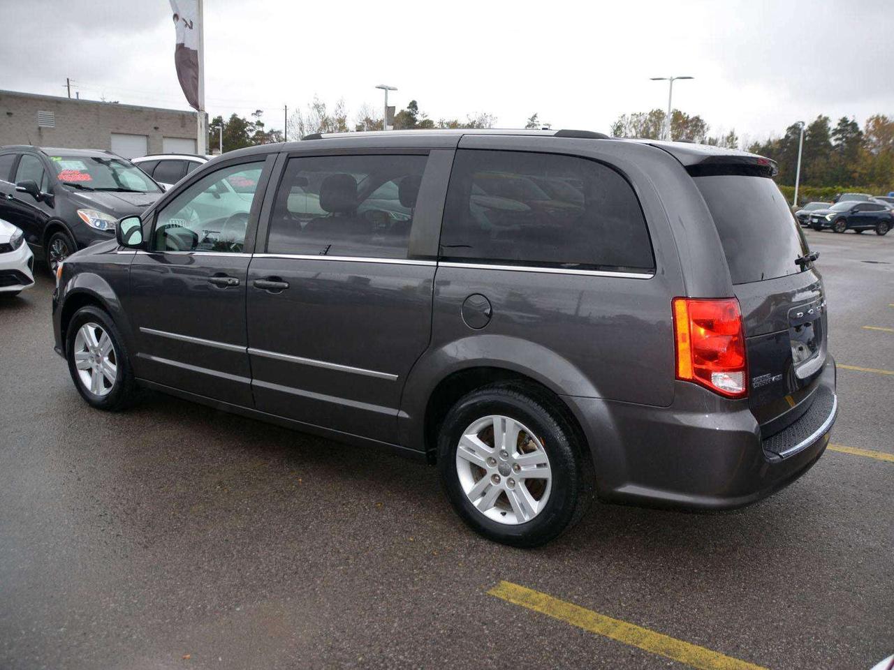 2017 Dodge Grand Caravan Crew Photo2