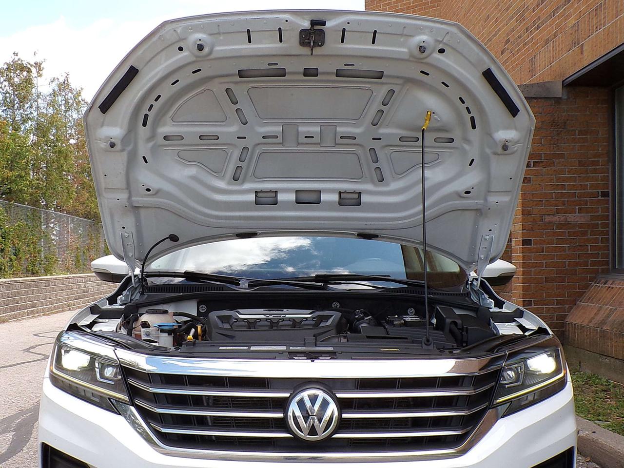 2020 Volkswagen Passat 2.0L HIGHLINE BSM RTA ACC CAMERA APPLE CARPLAY SUNROOF Photo