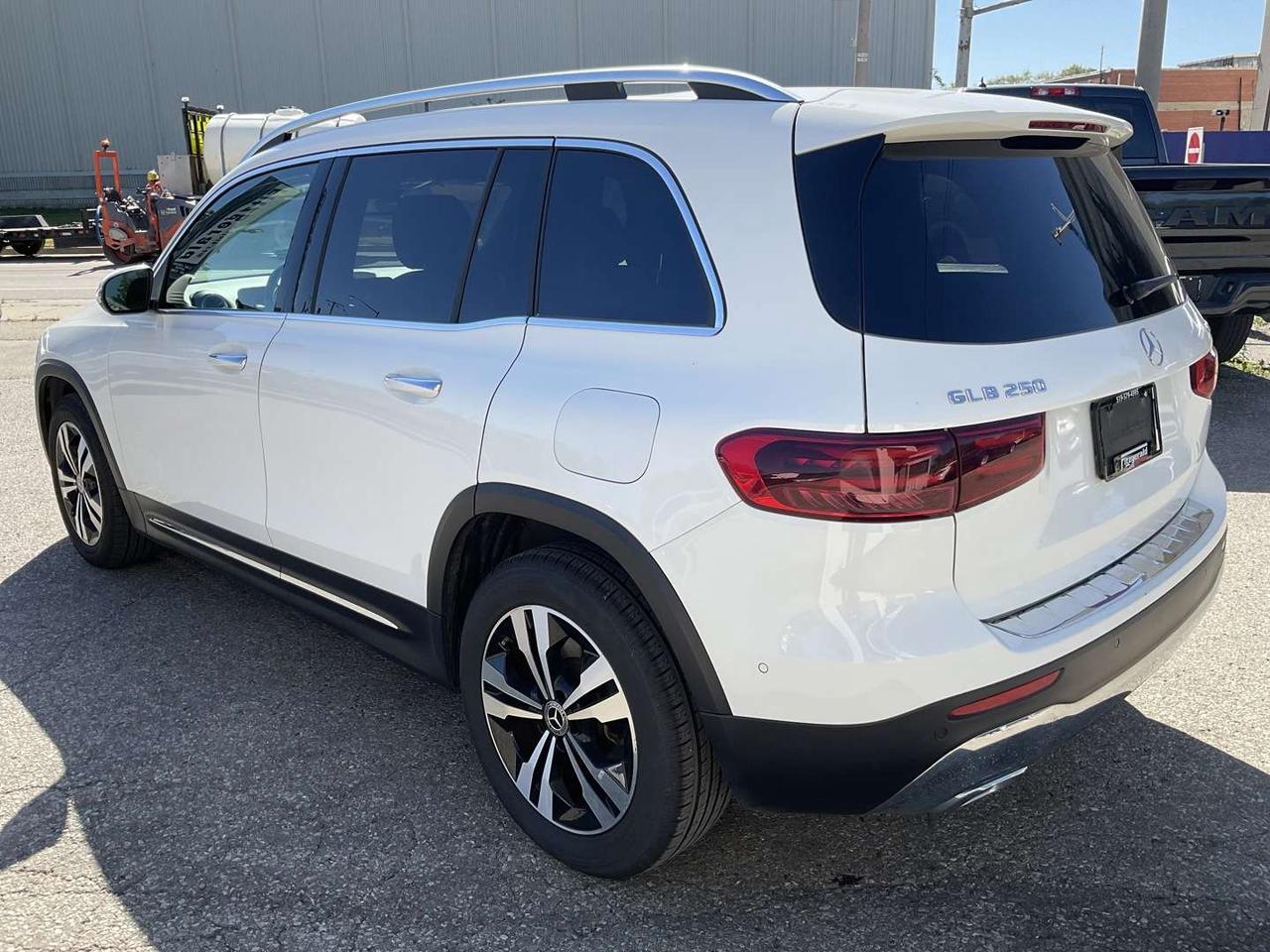 2024 Mercedes-Benz GLB GLB 250 4MATIC - EXCLUSIVE TRIM! NAV! LTHR! BSM! PANO/DUAL ROOF! Photo4