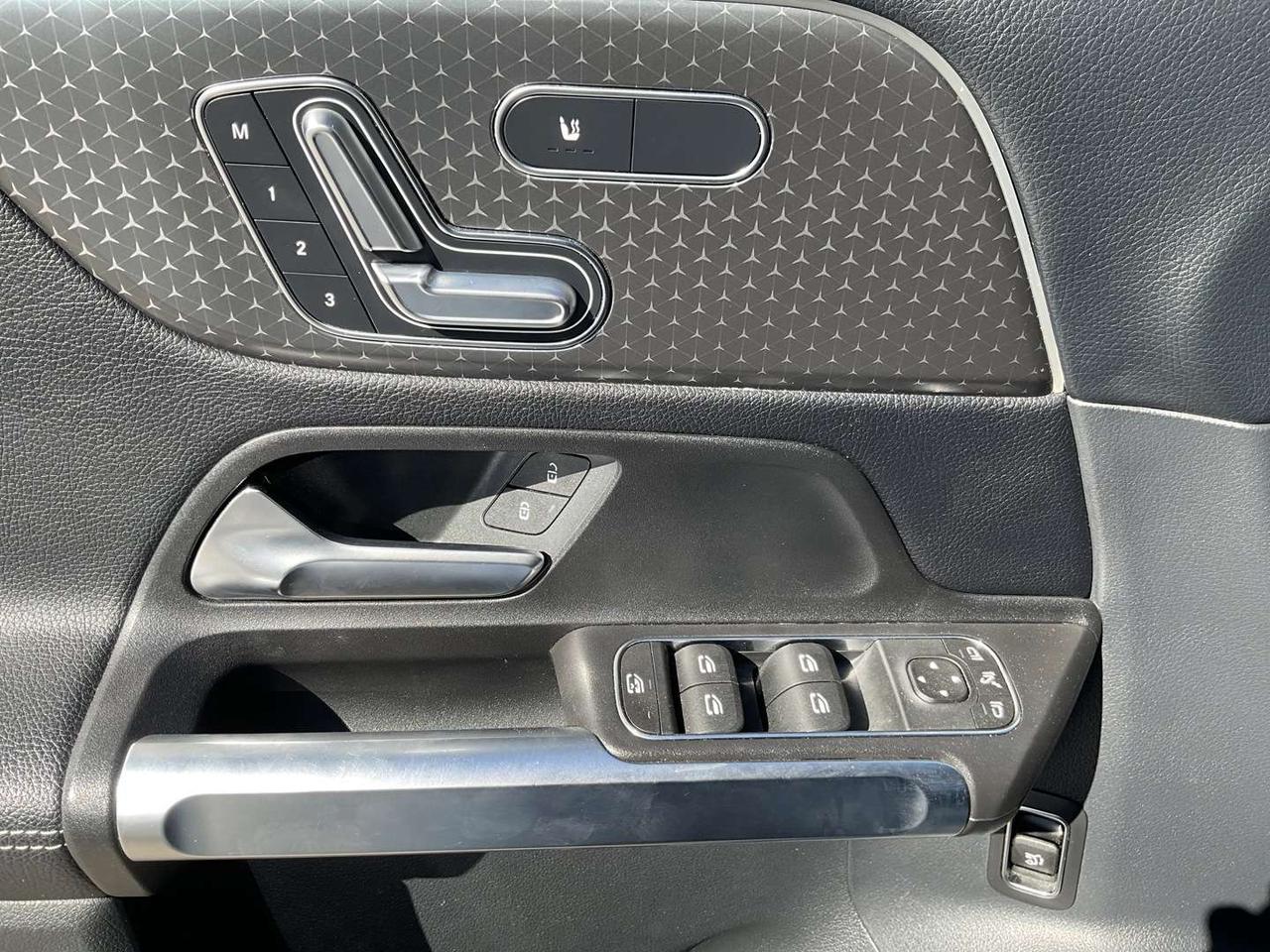 2024 Mercedes-Benz GLB GLB 250 4MATIC - EXCLUSIVE TRIM! NAV! LTHR! BSM! PANO/DUAL ROOF! Photo