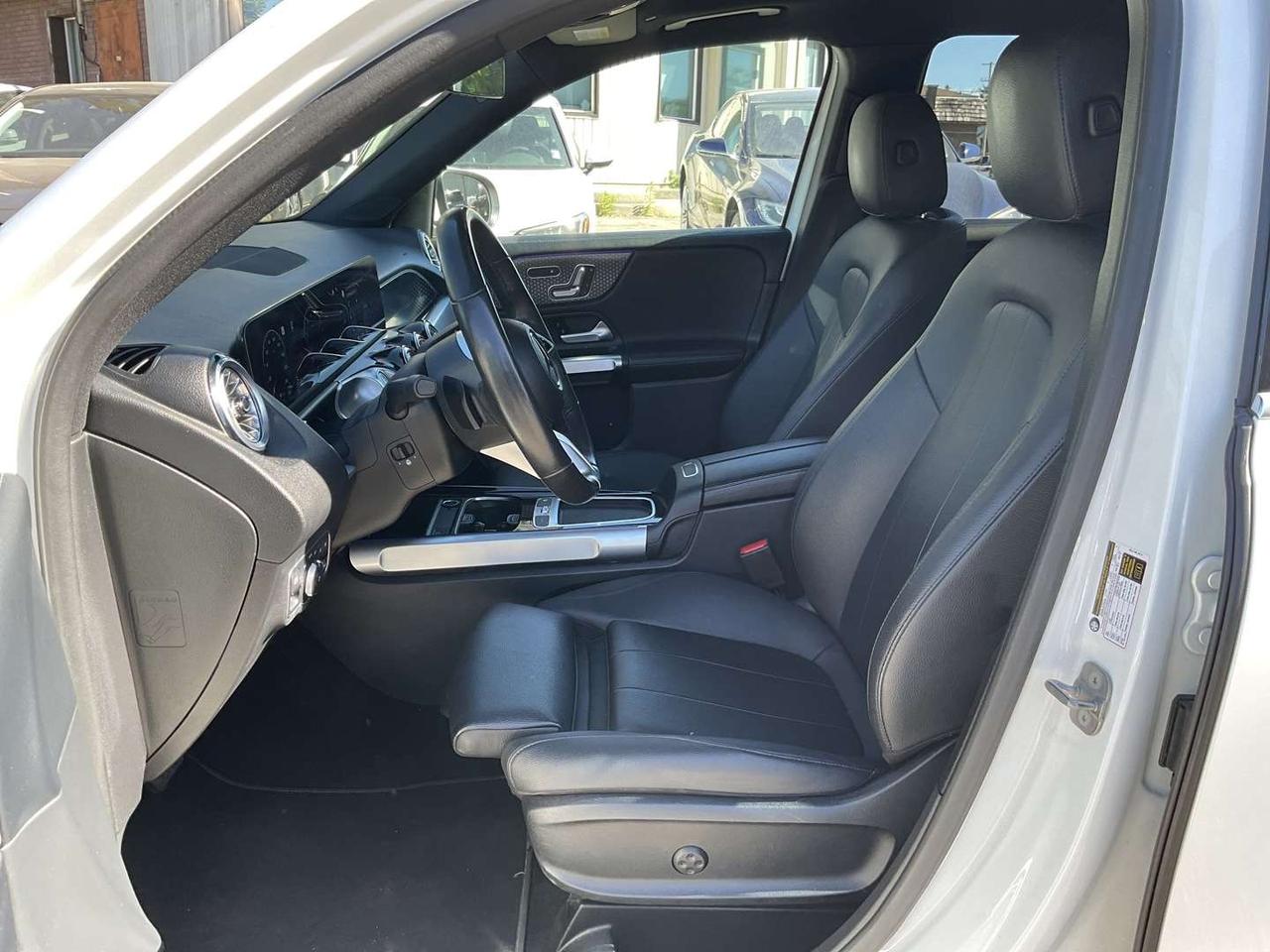 2024 Mercedes-Benz GLB GLB 250 4MATIC - EXCLUSIVE TRIM! NAV! LTHR! BSM! PANO/DUAL ROOF! Photo