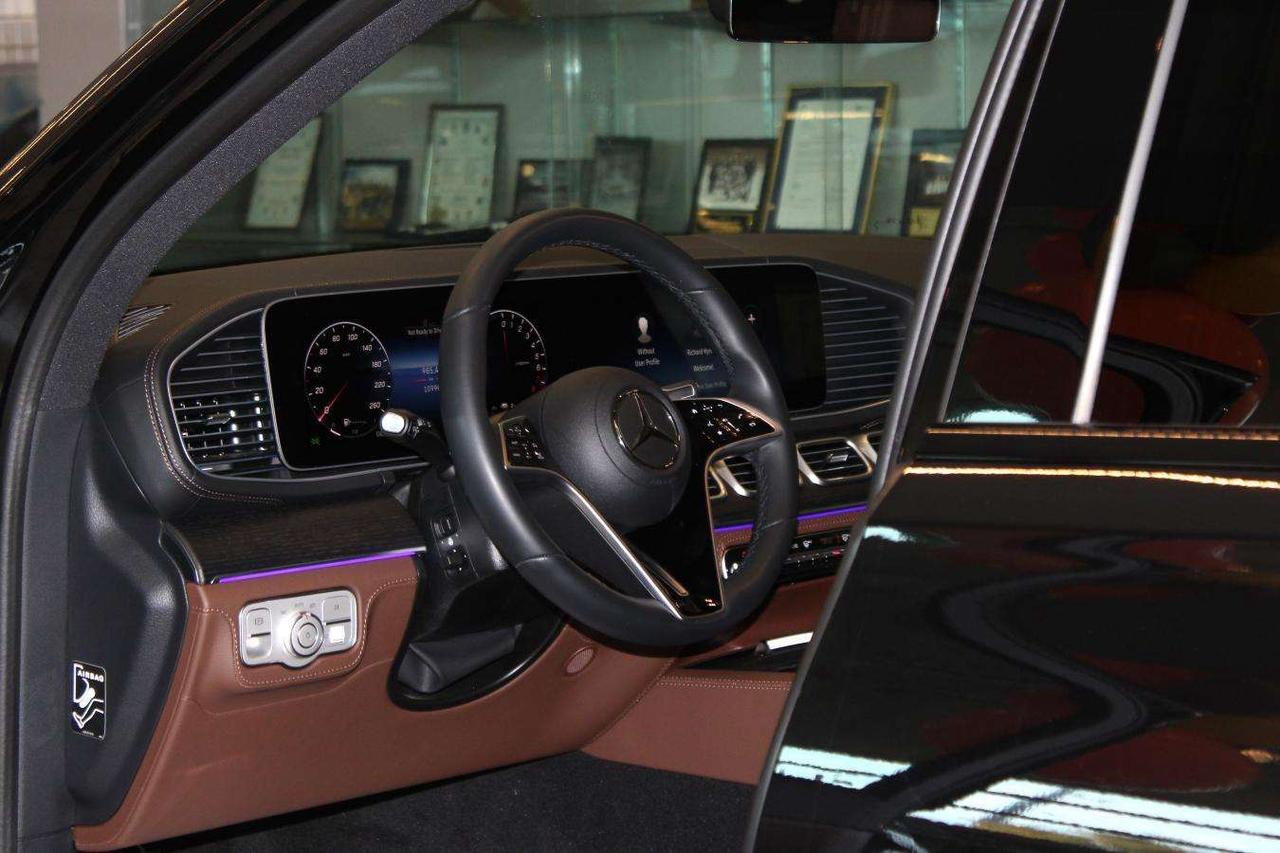 2025 Mercedes-Benz GLE Sport  Gps SiriusXM Moonroof SideSteps ReverseCame Photo