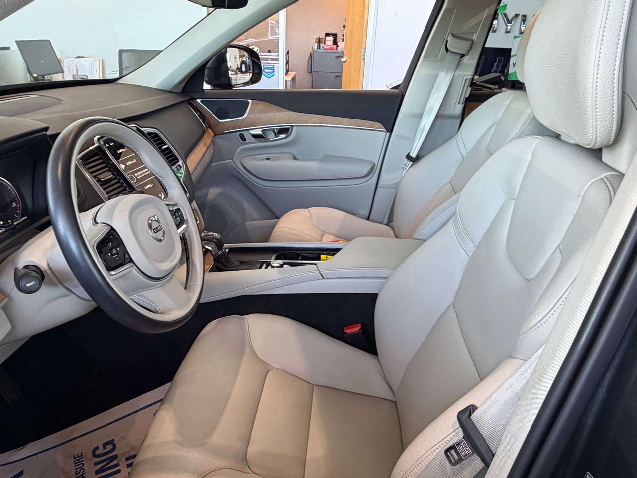2022 Volvo XC90 XC90 MOMENTUM Photo