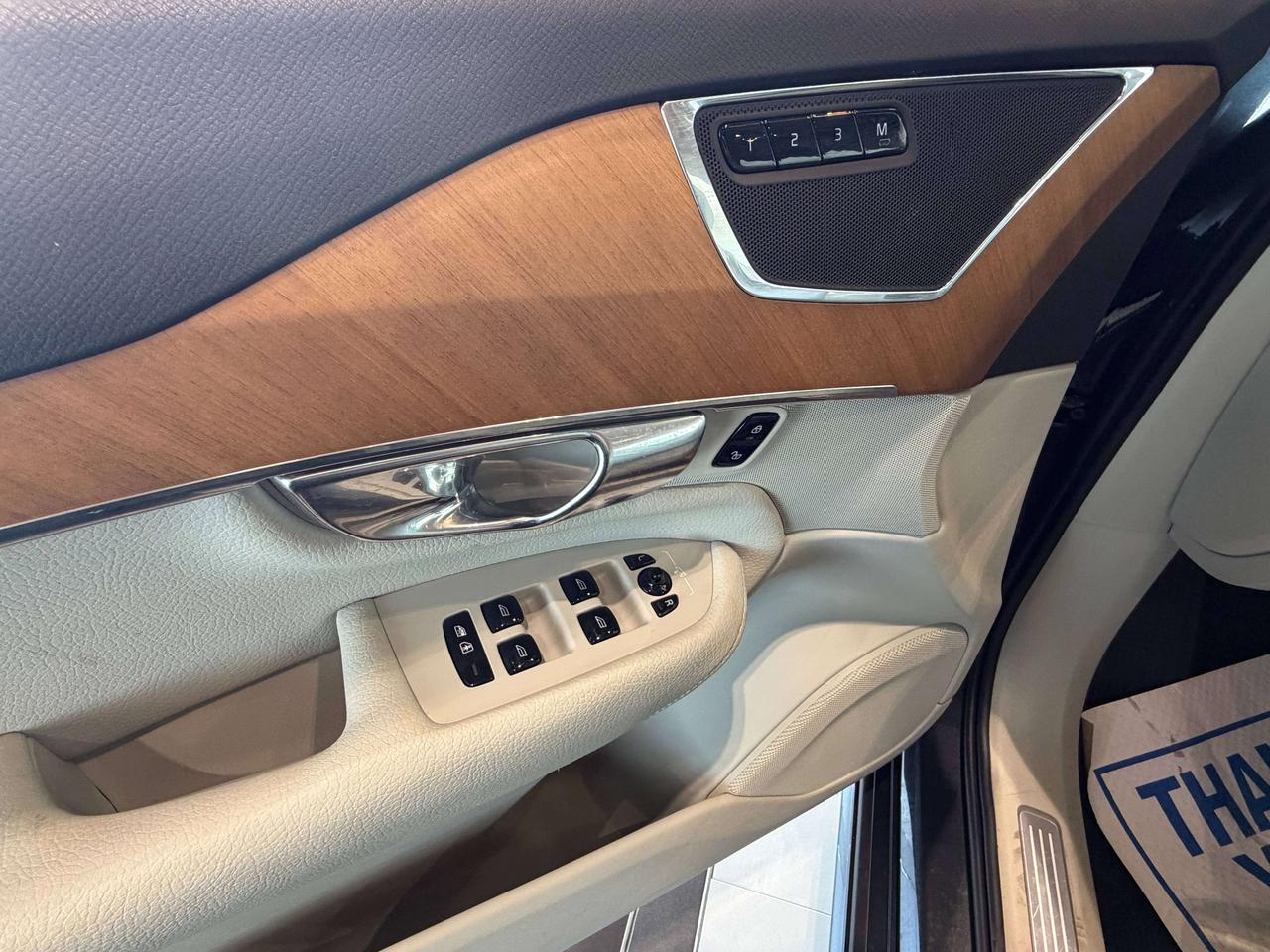 2022 Volvo XC90 XC90 MOMENTUM Photo