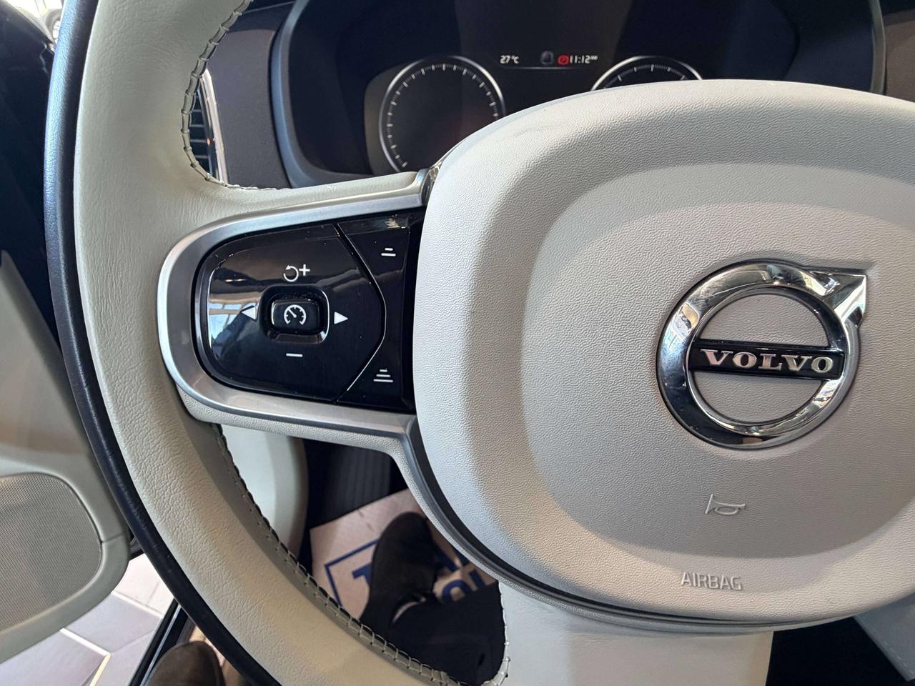 2022 Volvo XC90 XC90 MOMENTUM Photo