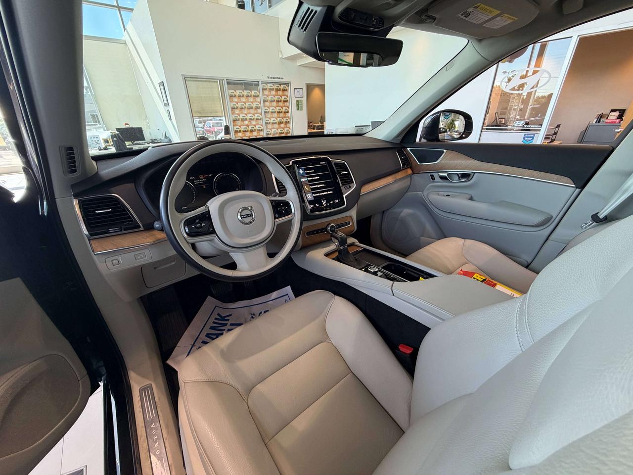 2022 Volvo XC90 XC90 MOMENTUM Photo
