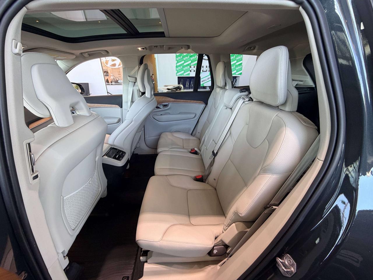 2022 Volvo XC90 XC90 MOMENTUM Photo