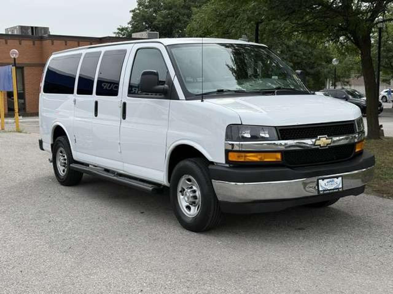 2023 Chevrolet Express Passenger 12 Passenger Certified BackUpCamera Warranty LowKM Photo