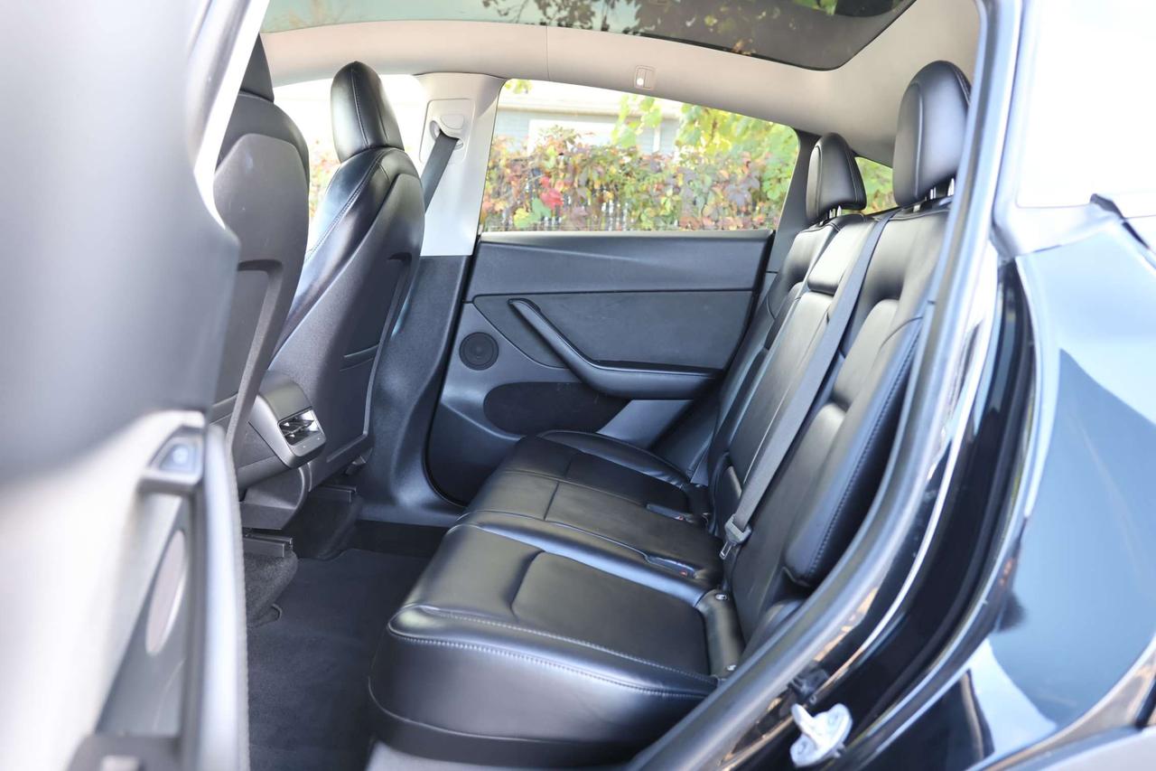 2022 Tesla Model Y LONG RANGE-DUAL MOTOR-AWD/AUTOPILOT/DRIVER ASSIST/STANDARD CONNECTIVITY/HEATED SEATS & STEERING/DASHCAM/KEYLESS/PANOROOF Photo