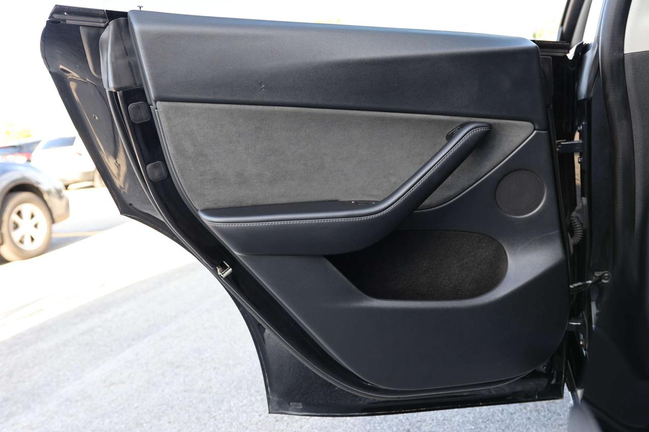 2022 Tesla Model Y LONG RANGE-DUAL MOTOR-AWD/AUTOPILOT/DRIVER ASSIST/STANDARD CONNECTIVITY/HEATED SEATS & STEERING/DASHCAM/KEYLESS/PANOROOF Photo