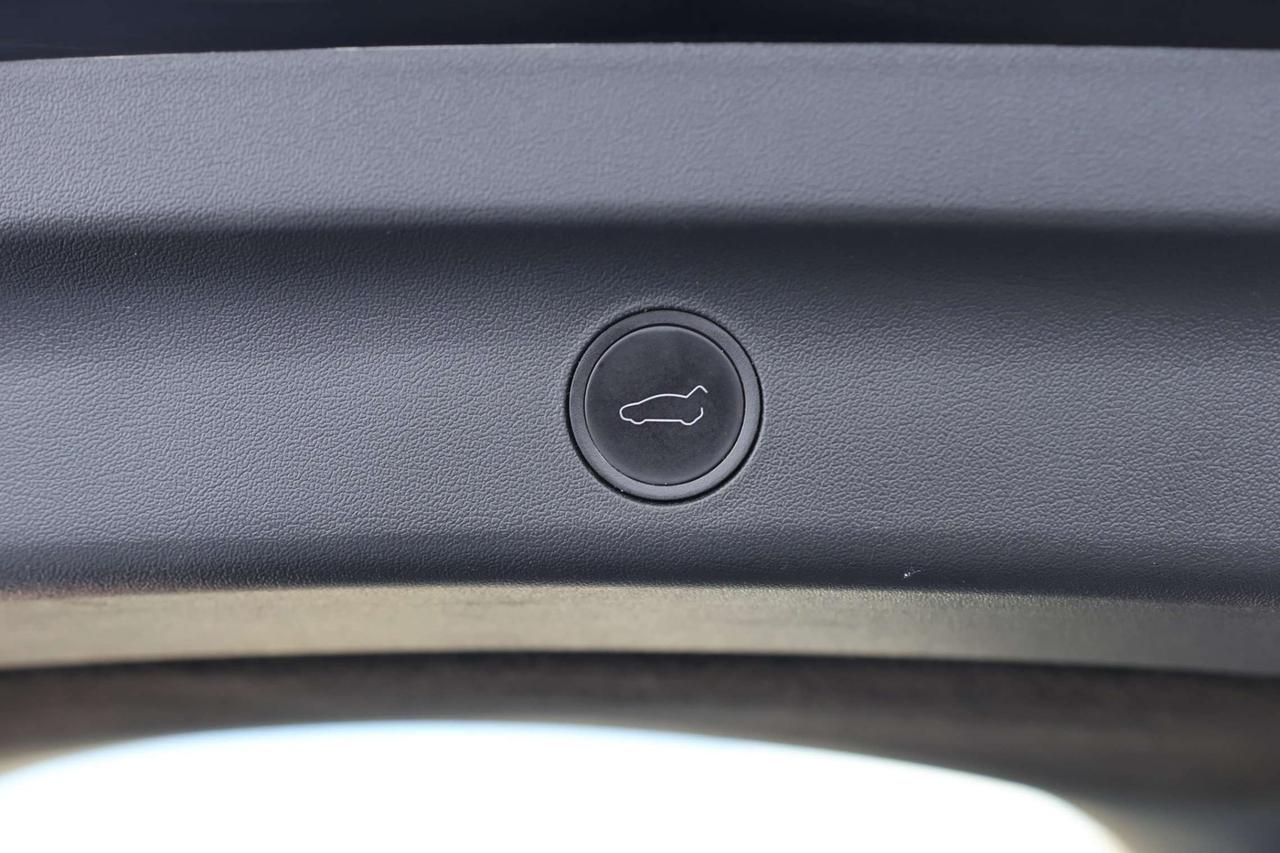 2022 Tesla Model Y LONG RANGE-DUAL MOTOR-AWD/AUTOPILOT/DRIVER ASSIST/STANDARD CONNECTIVITY/HEATED SEATS & STEERING/DASHCAM/KEYLESS/PANOROOF Photo