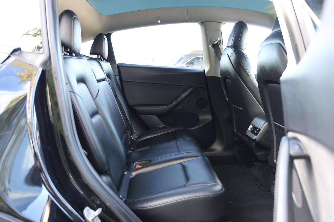 2022 Tesla Model Y LONG RANGE-DUAL MOTOR-AWD/AUTOPILOT/DRIVER ASSIST/STANDARD CONNECTIVITY/HEATED SEATS & STEERING/DASHCAM/KEYLESS/PANOROOF Photo