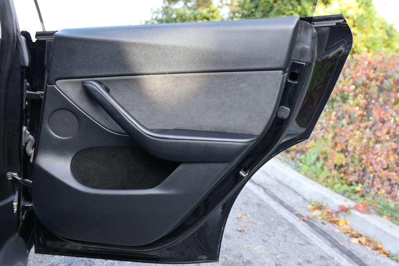 2022 Tesla Model Y LONG RANGE-DUAL MOTOR-AWD/AUTOPILOT/DRIVER ASSIST/STANDARD CONNECTIVITY/HEATED SEATS & STEERING/DASHCAM/KEYLESS/PANOROOF Photo