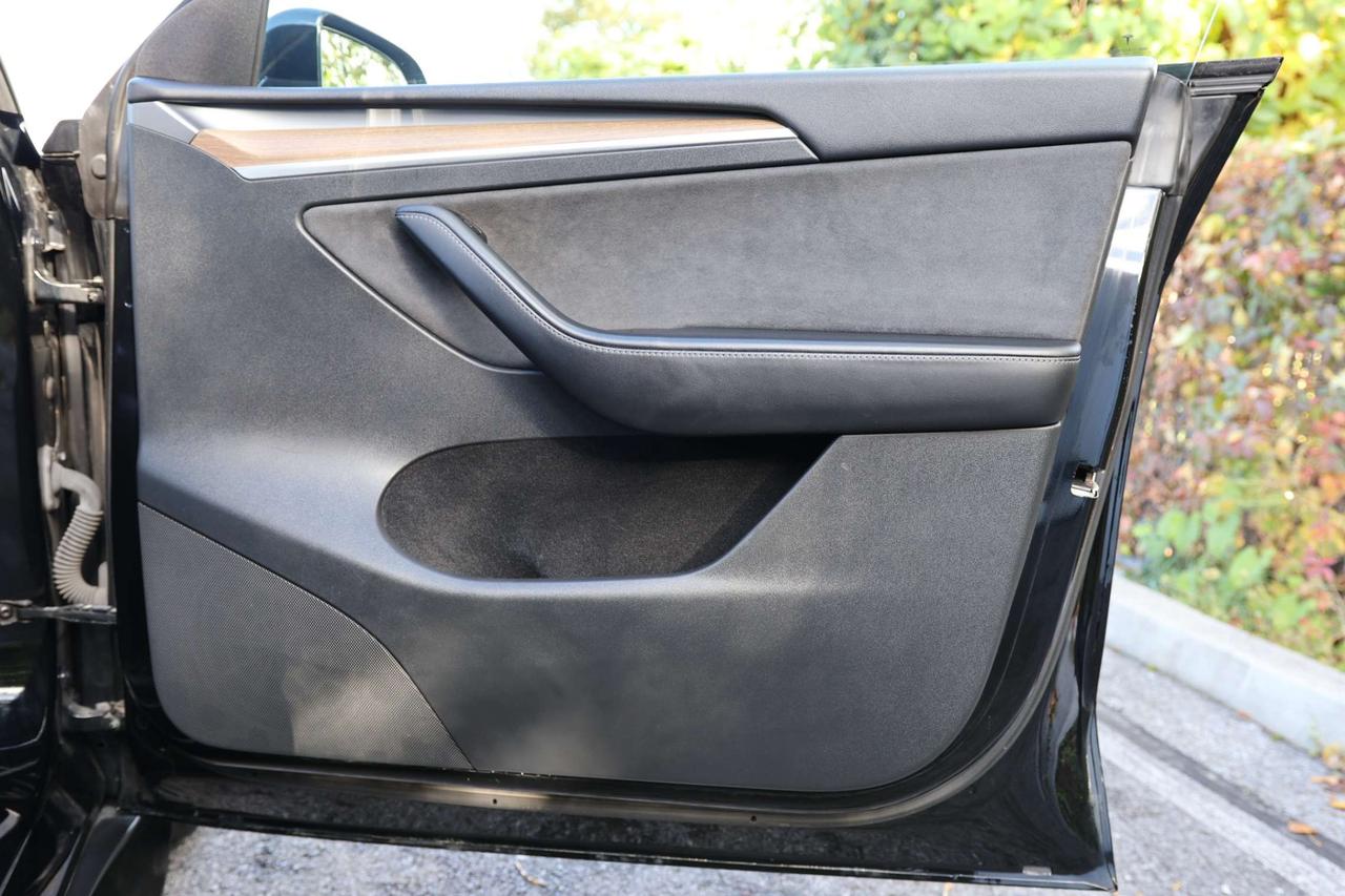 2022 Tesla Model Y LONG RANGE-DUAL MOTOR-AWD/AUTOPILOT/DRIVER ASSIST/STANDARD CONNECTIVITY/HEATED SEATS & STEERING/DASHCAM/KEYLESS/PANOROOF Photo