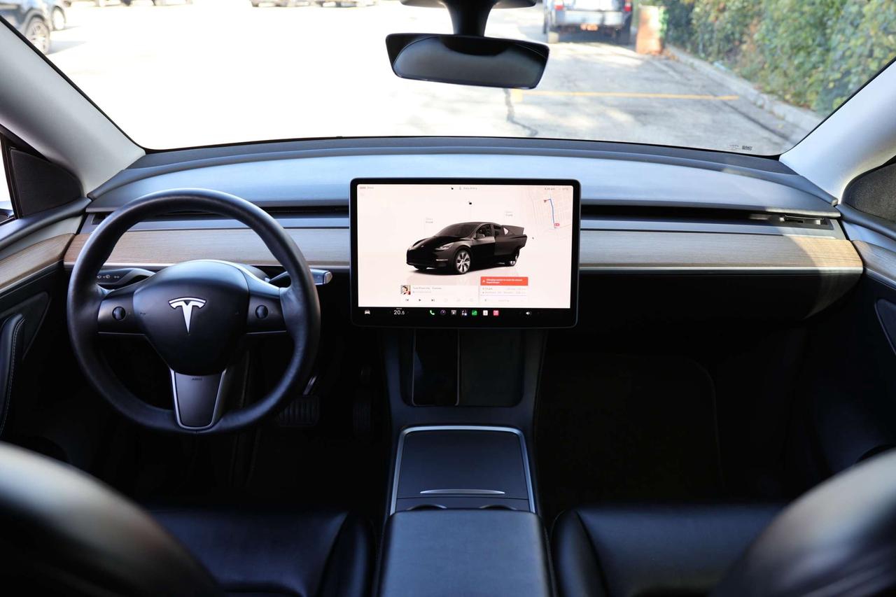 2022 Tesla Model Y LONG RANGE-DUAL MOTOR-AWD/AUTOPILOT/DRIVER ASSIST/STANDARD CONNECTIVITY/HEATED SEATS & STEERING/DASHCAM/KEYLESS/PANOROOF Photo
