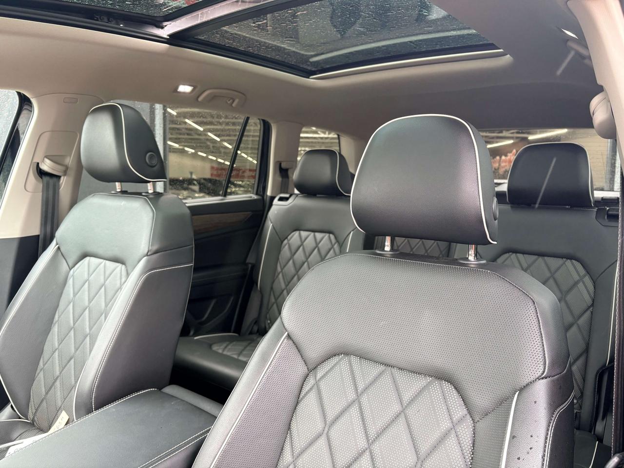 2024 Volkswagen Atlas Execline 2.0L AWD   R LINE  6 Pass   Leather   Pan Photo5