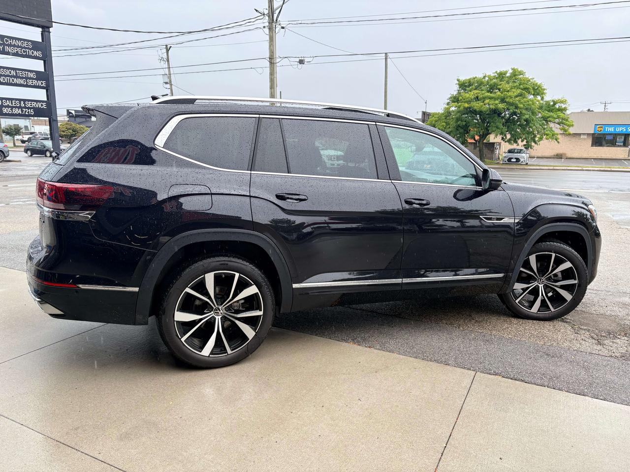 2024 Volkswagen Atlas Execline 2.0L AWD   R LINE  6 Pass   Leather   Pan Photo