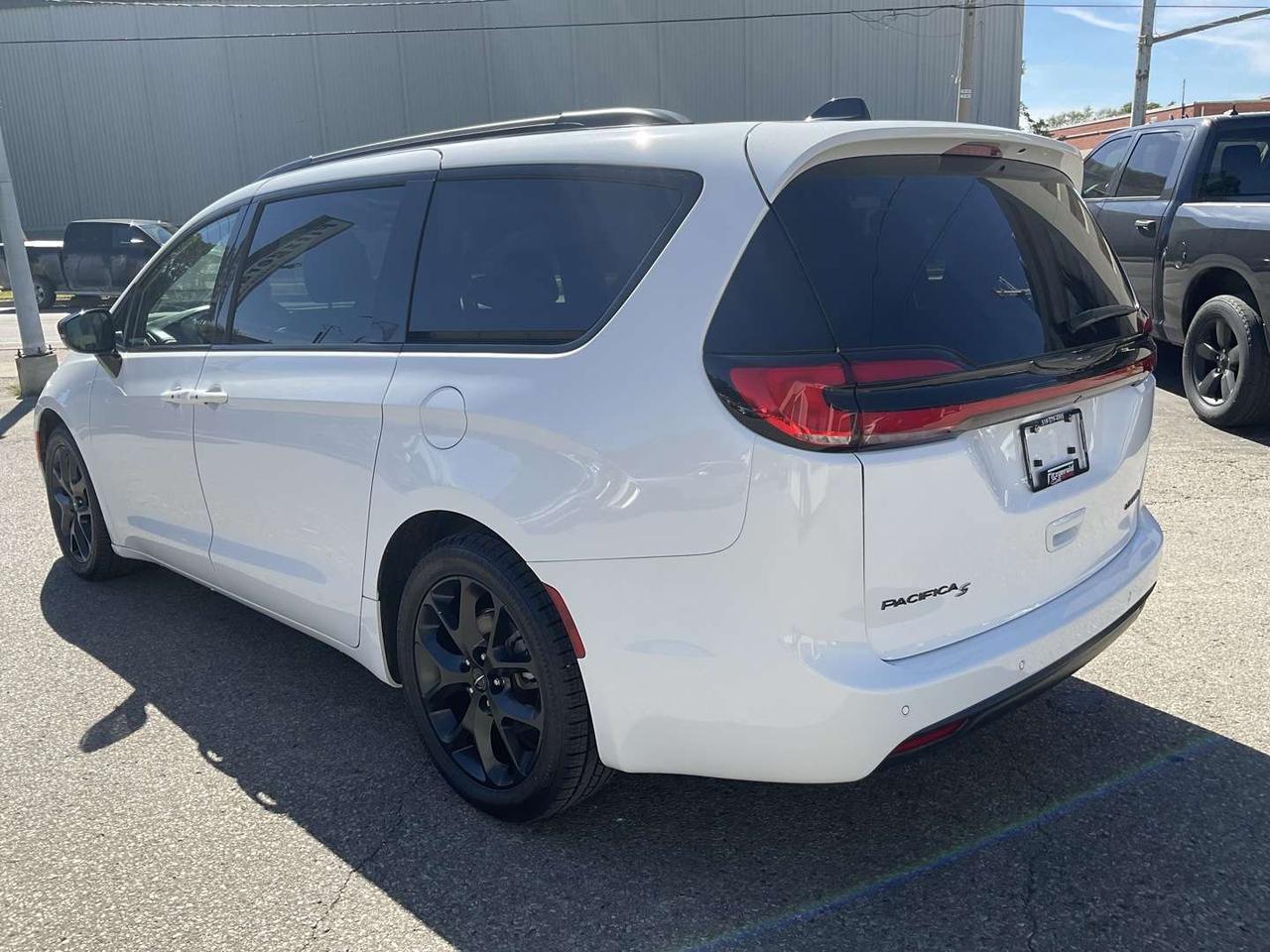 2025 Chrysler Pacifica Limited - S! LEATHER! NAV! BACK-UP CAM! PANO ROOF! 7 PASS! Photo