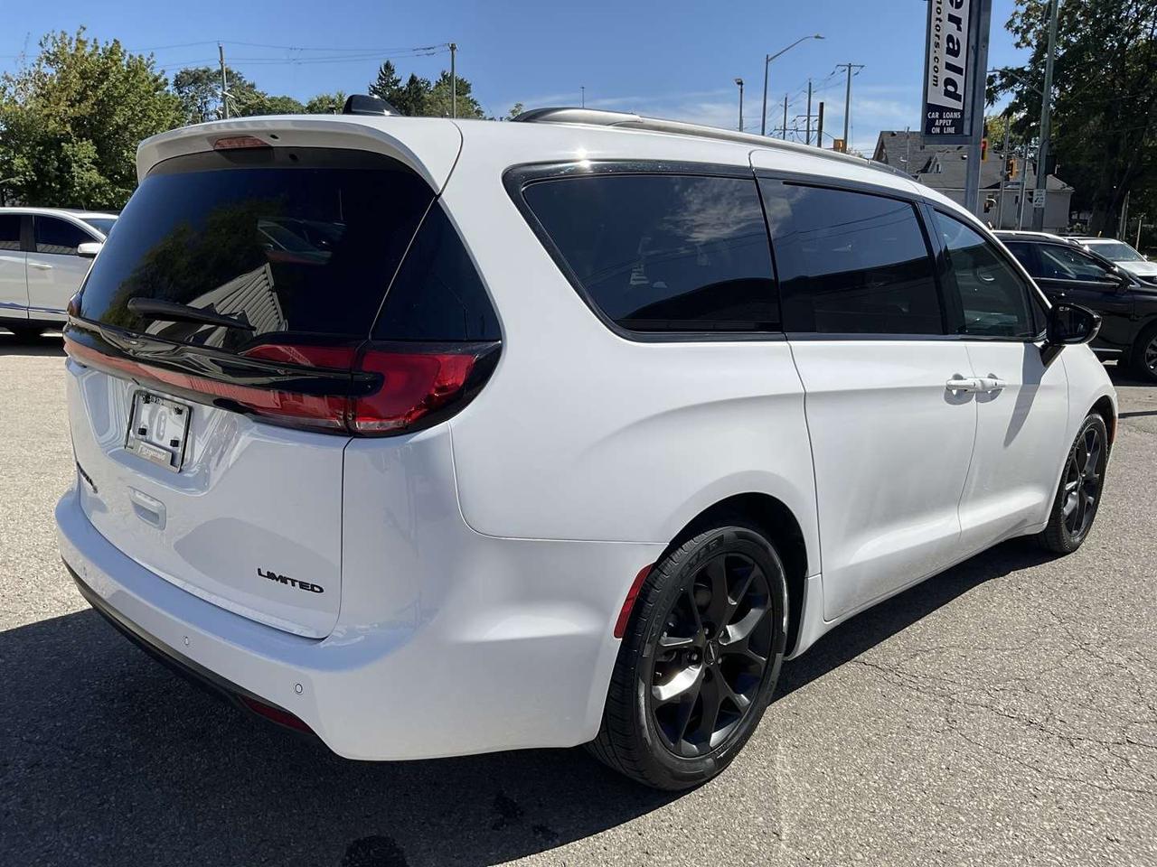 2025 Chrysler Pacifica Limited - S! LEATHER! NAV! BACK-UP CAM! PANO ROOF! 7 PASS! Photo