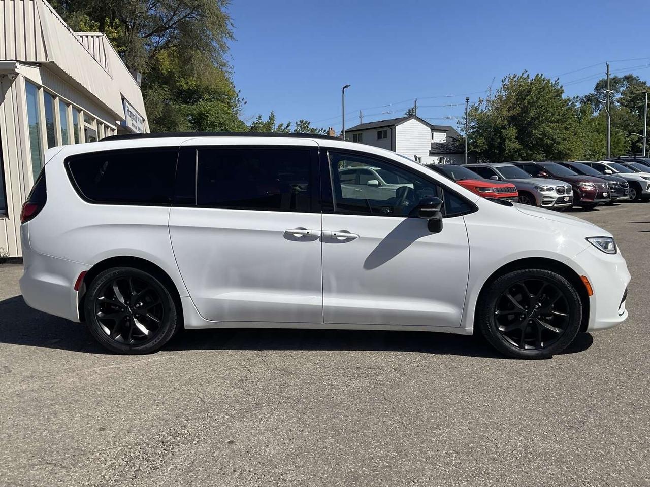 2025 Chrysler Pacifica Limited - S! LEATHER! NAV! BACK-UP CAM! PANO ROOF! 7 PASS! Photo