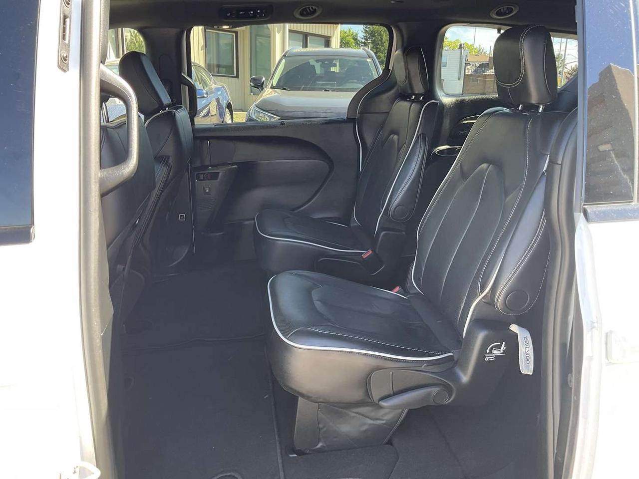 2025 Chrysler Pacifica Limited - S! LEATHER! NAV! BACK-UP CAM! PANO ROOF! 7 PASS! Photo
