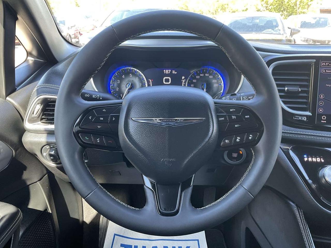 2025 Chrysler Pacifica Limited - S! LEATHER! NAV! BACK-UP CAM! PANO ROOF! 7 PASS! Photo