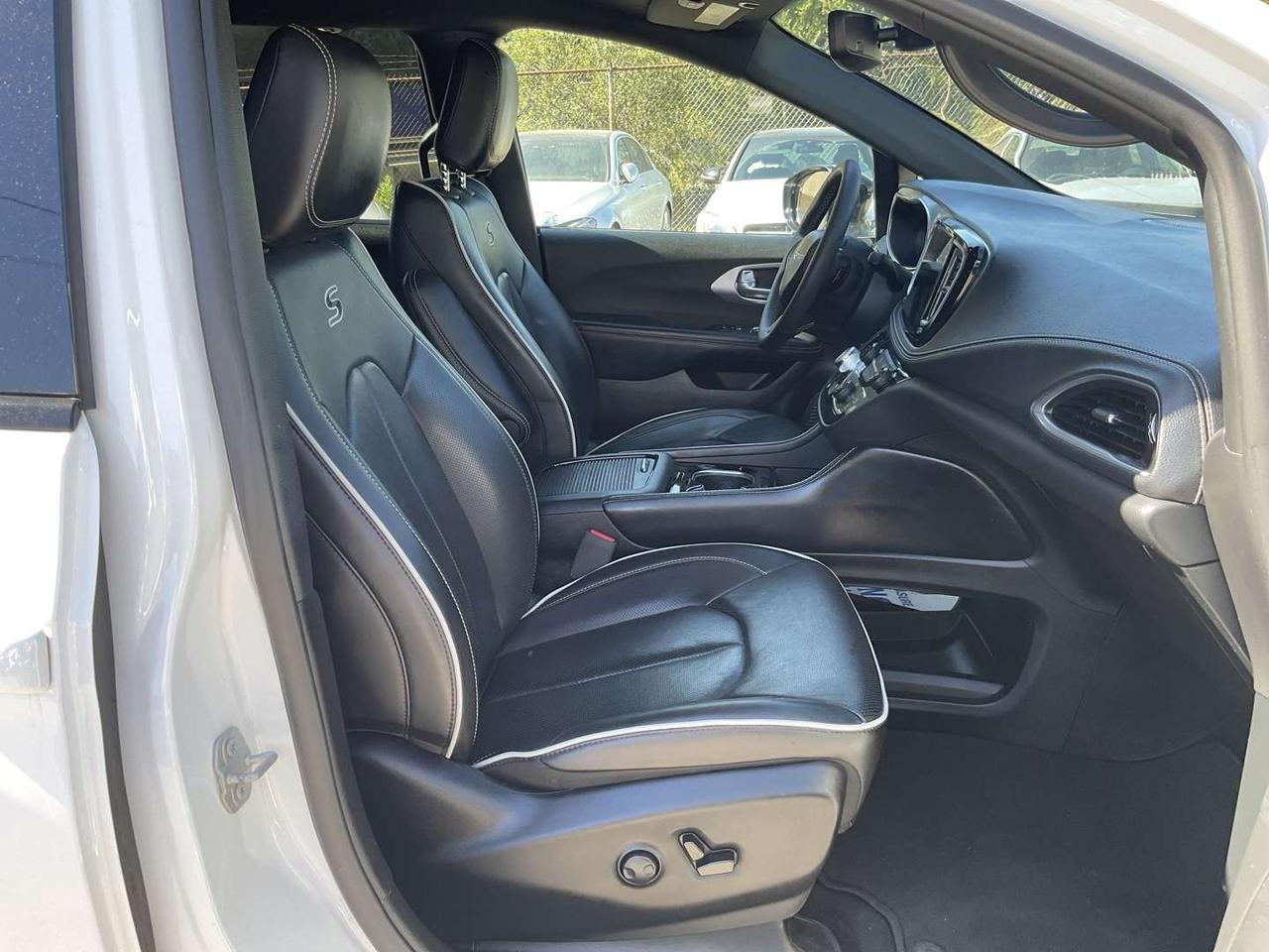 2025 Chrysler Pacifica Limited - S! LEATHER! NAV! BACK-UP CAM! PANO ROOF! 7 PASS! Photo