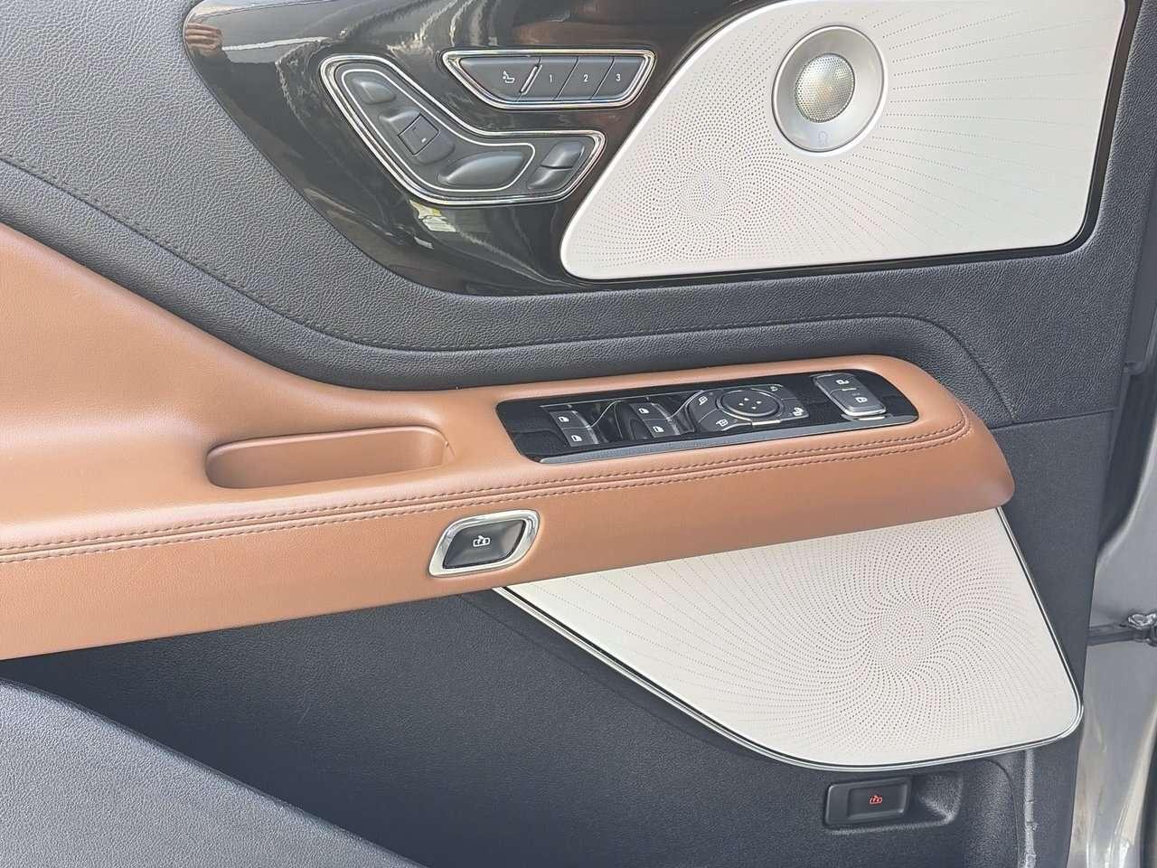 2022 Lincoln Aviator Reserve AWD CLEAN CARFAX   PANORAMIC SUNROOF   REM Photo