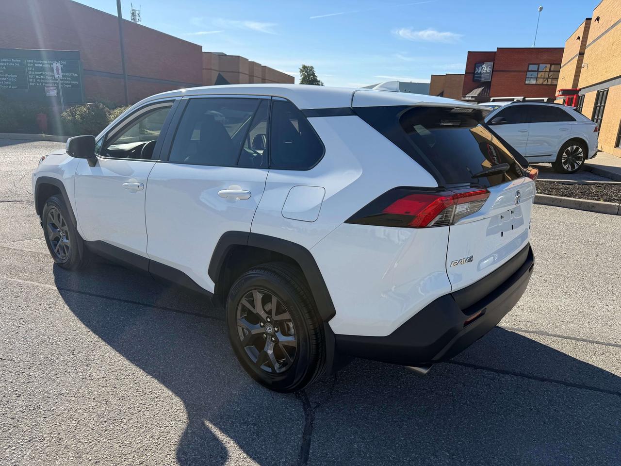 2023 Toyota RAV4 LE AWD CLEAN CARFAX UPGRADED TOYOTA ALLOYS Photo