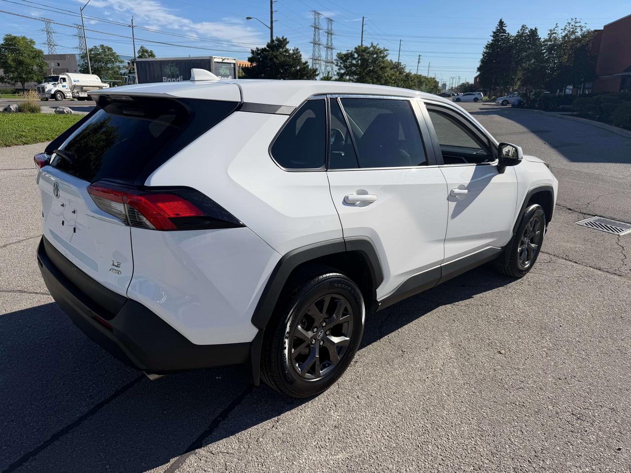 2023 Toyota RAV4 LE AWD CLEAN CARFAX UPGRADED TOYOTA ALLOYS Photo