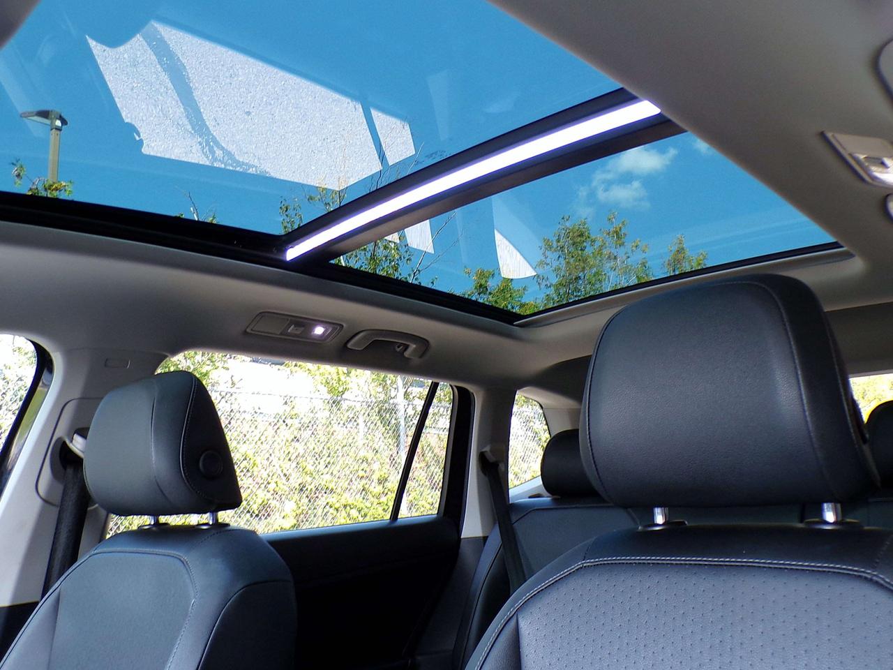 2020 Volkswagen Tiguan COMFORTLINE+ 4MOTION BSM CAMERA PANO ROOF APPLE CARPLAY Photo