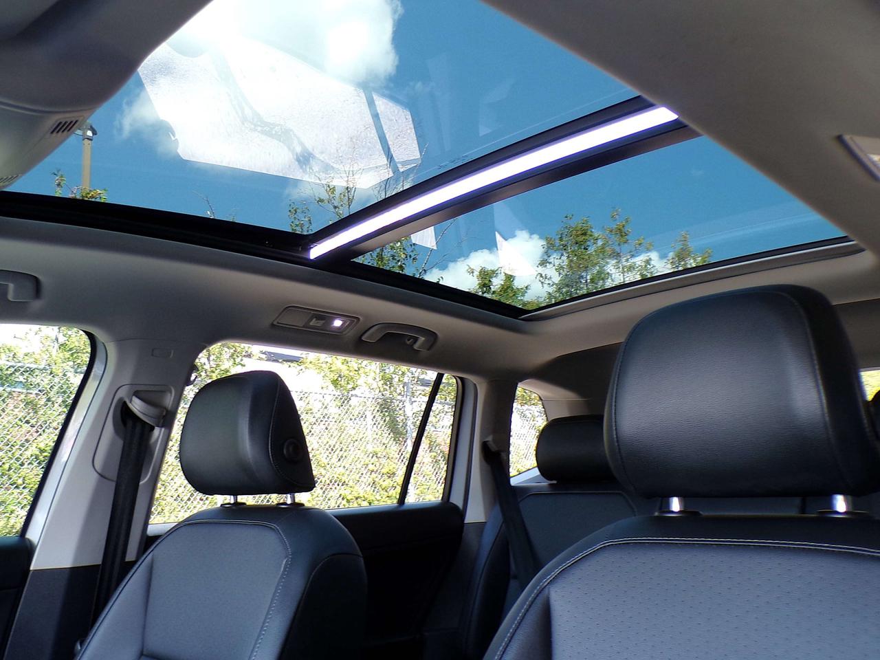 2018 Volkswagen Tiguan COMFORTLINE+ 4MOTION BSM CAMERA PANO ROOF APPLE CARPLAY Photo