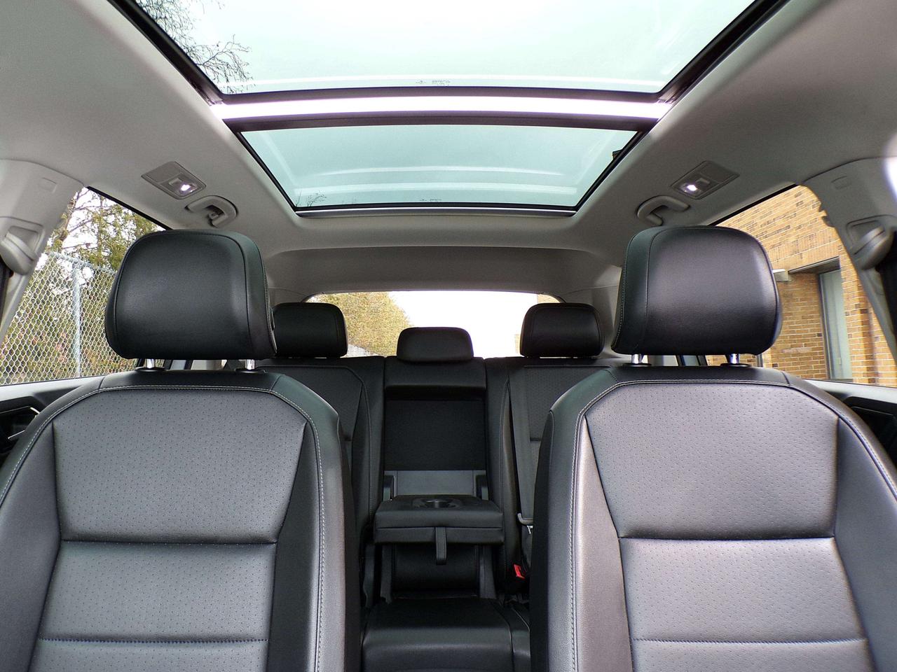 2018 Volkswagen Tiguan COMFORTLINE+ 4MOTION BSM CAMERA PANO ROOF APPLE CARPLAY Photo