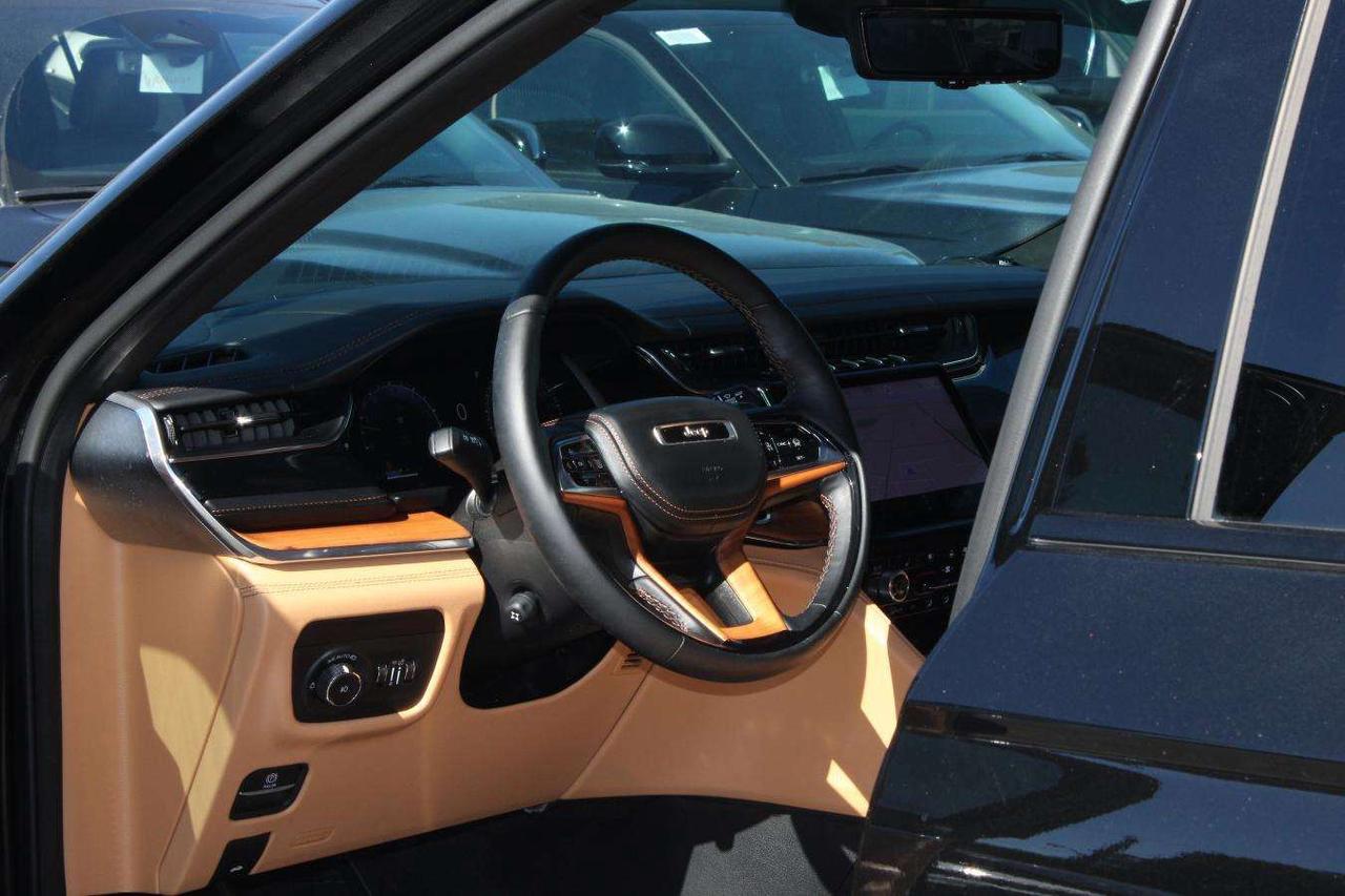 2025 Jeep Grand Cherokee Grand L Summit 4x4  Gps SiriusXM Moonroof ReverseC Photo