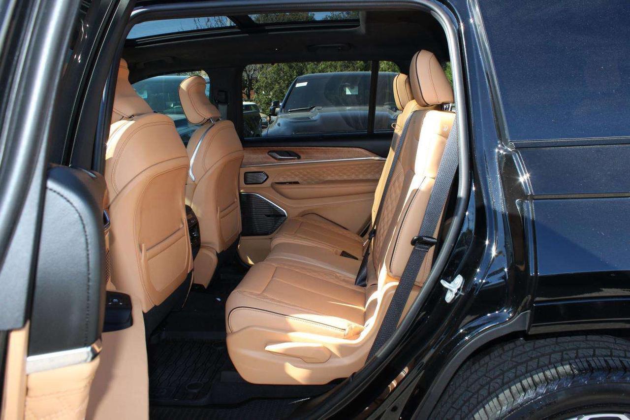 2025 Jeep Grand Cherokee Grand L Summit 4x4  Gps SiriusXM Moonroof ReverseC Photo