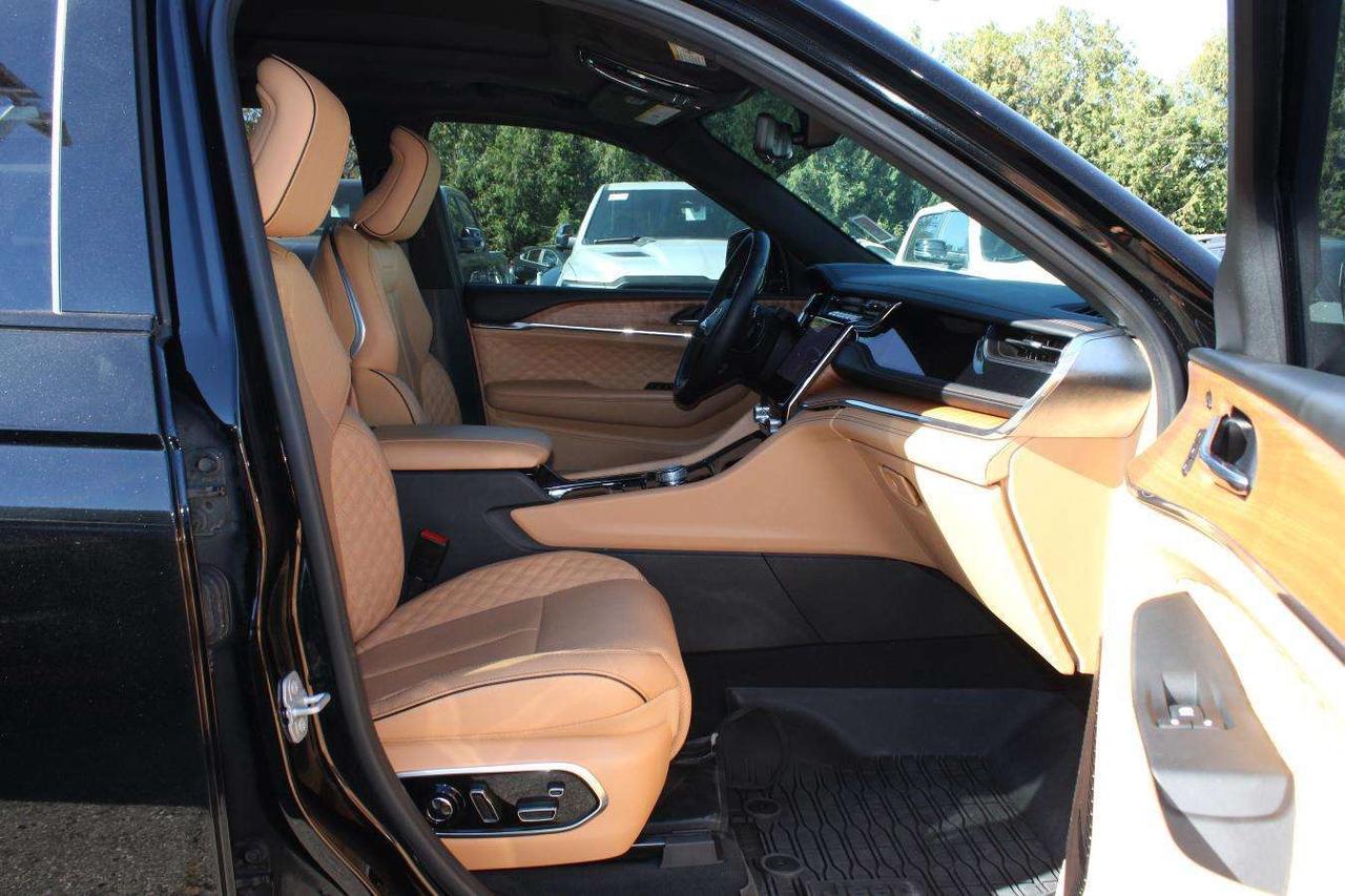 2025 Jeep Grand Cherokee Grand L Summit 4x4  Gps SiriusXM Moonroof ReverseC Photo