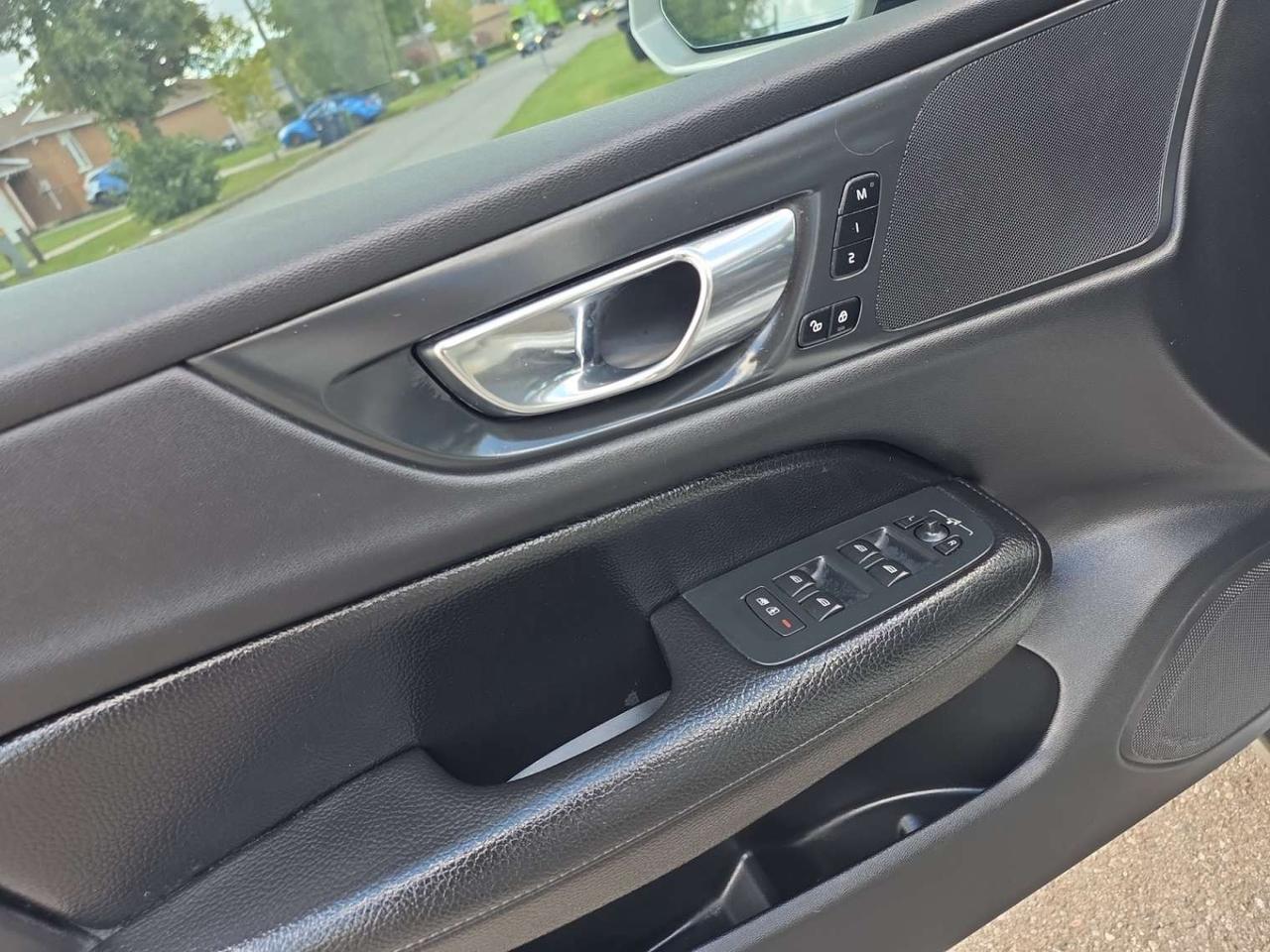 2019 Volvo S60 T6 AWD * NO ACCIDENTS / FULL SERVICE HISTORY / CARPLAY / PANORAMIC Photo