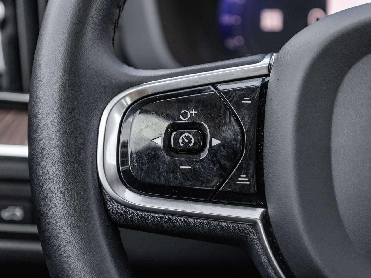 2024 Volvo XC60 ULTIMATE DARK THEME  ROOF Photo