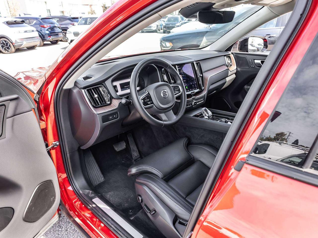 2024 Volvo XC60 ULTIMATE DARK THEME  ROOF Photo