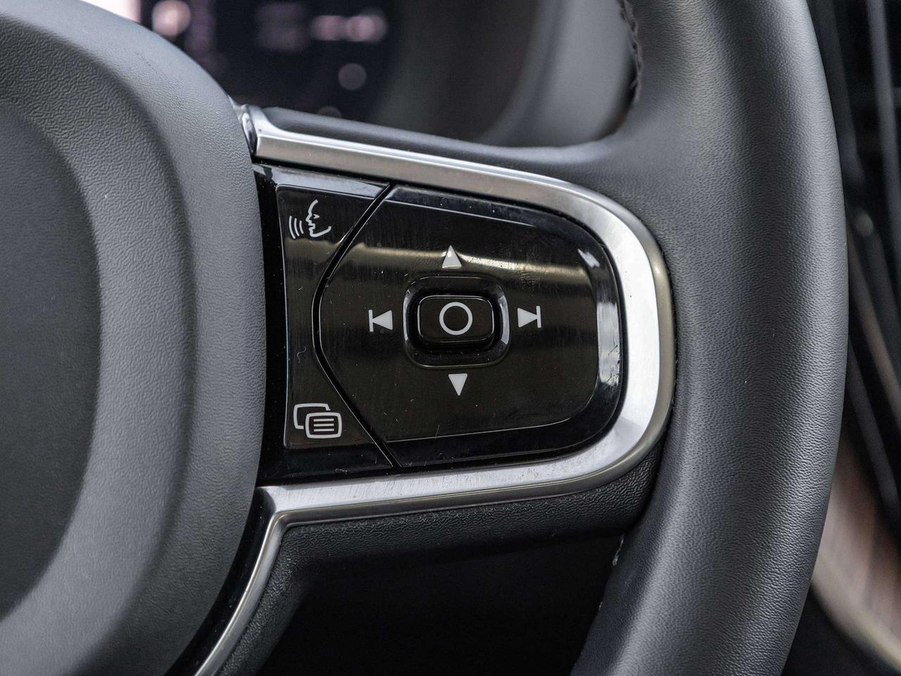 2024 Volvo XC60 ULTIMATE DARK THEME  ROOF Photo