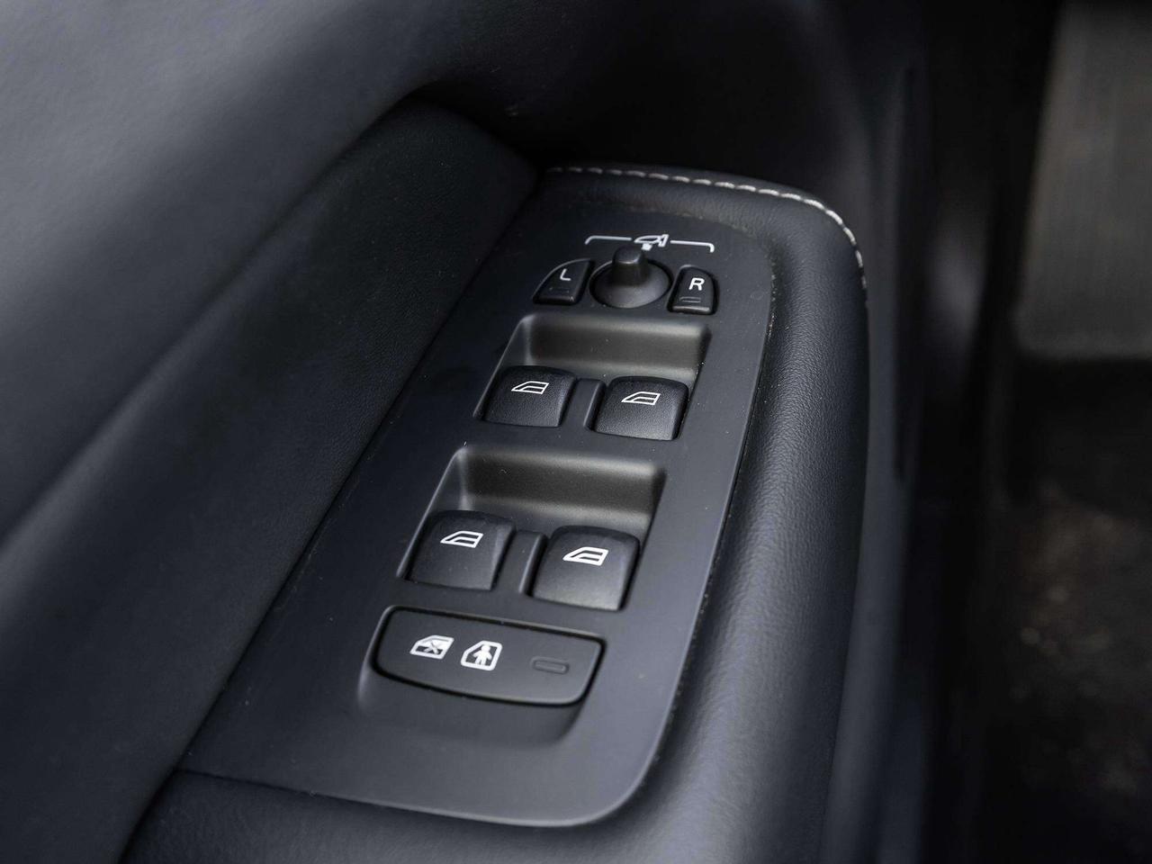 2024 Volvo XC60 ULTIMATE DARK THEME  ROOF Photo