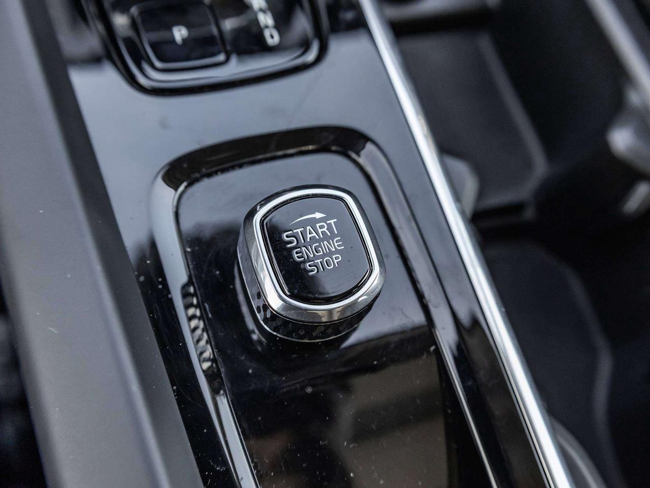 2024 Volvo XC60 ULTIMATE DARK THEME  ROOF Photo