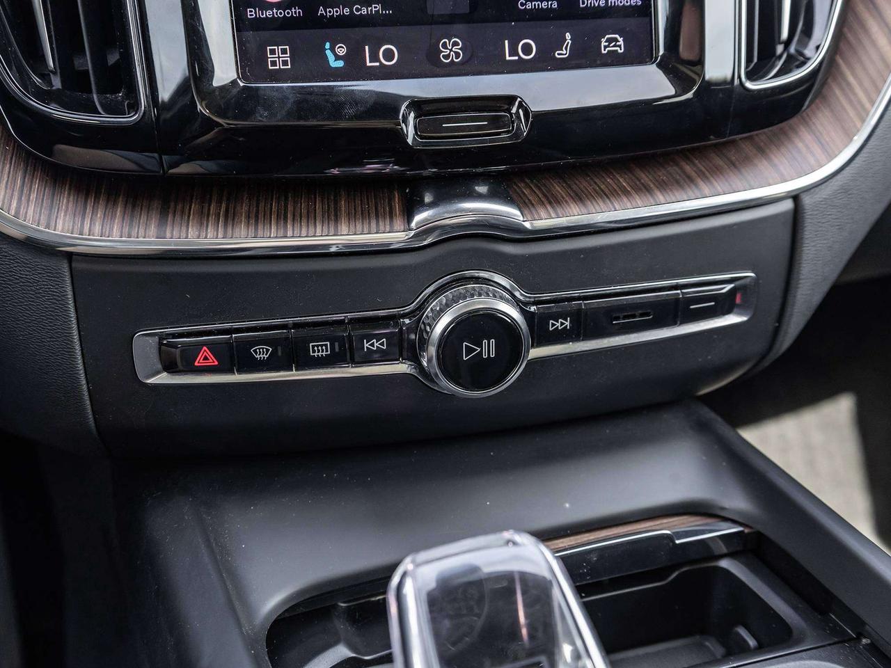 2024 Volvo XC60 ULTIMATE DARK THEME  ROOF Photo