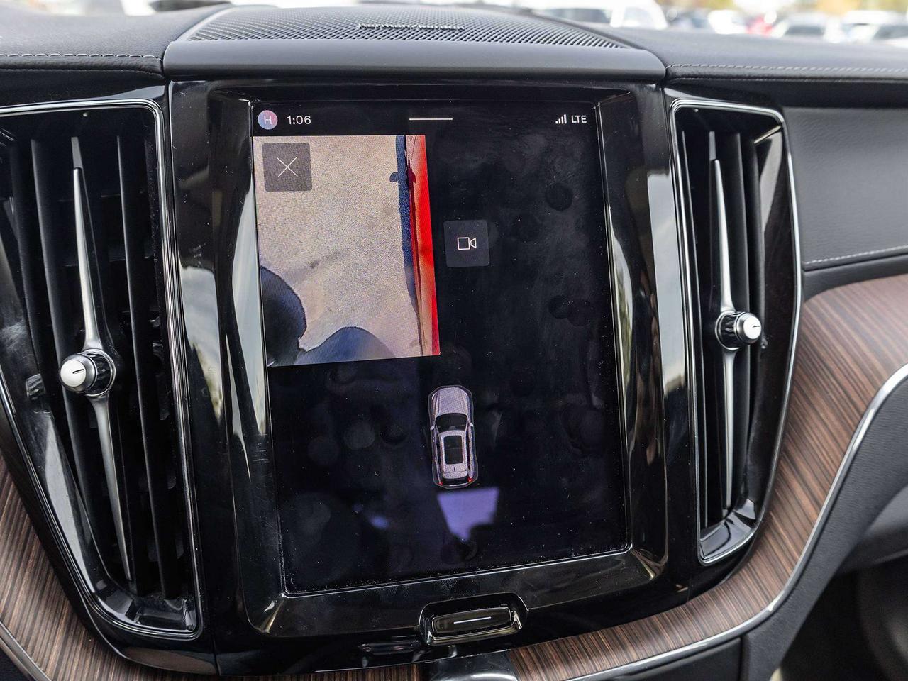 2024 Volvo XC60 ULTIMATE DARK THEME  ROOF Photo